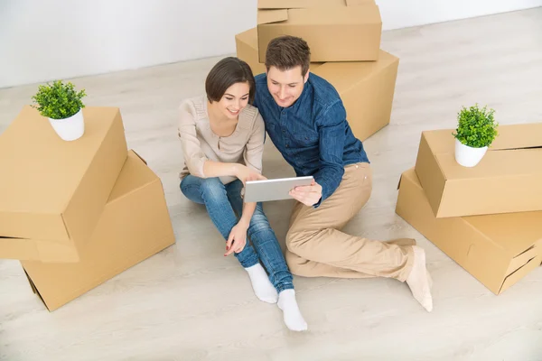 Pareja amorosa sosteniendo tableta — Foto de Stock