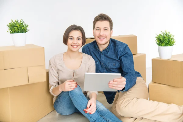 Loving couple holding tablet — Stock Photo, Image