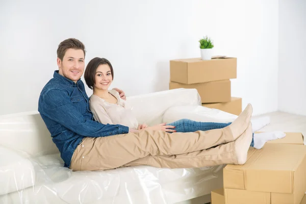 Casal alegre descansando no sofá — Fotografia de Stock