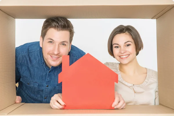 Pareja mirando a través de la caja — Foto de Stock