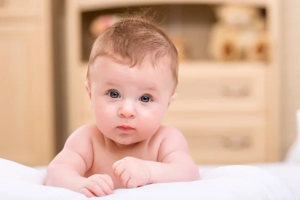 Infant child on bed in the room. — Stock Photo, Image