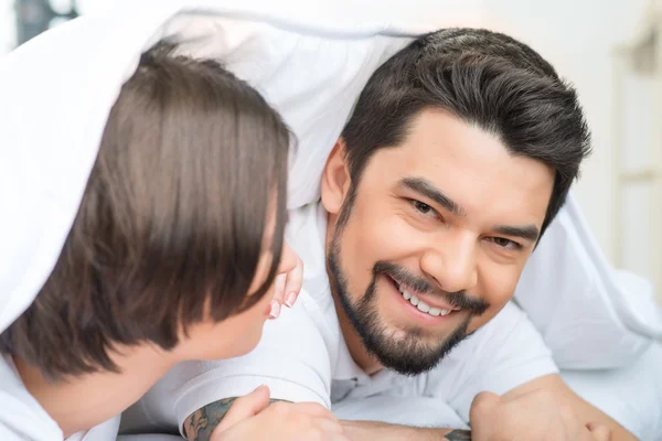 Bom casal amoroso deitado na cama — Fotografia de Stock