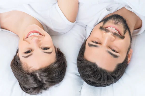 Bom casal amoroso deitado na cama — Fotografia de Stock