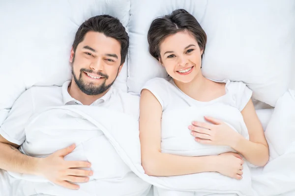 Bom casal amoroso deitado na cama — Fotografia de Stock