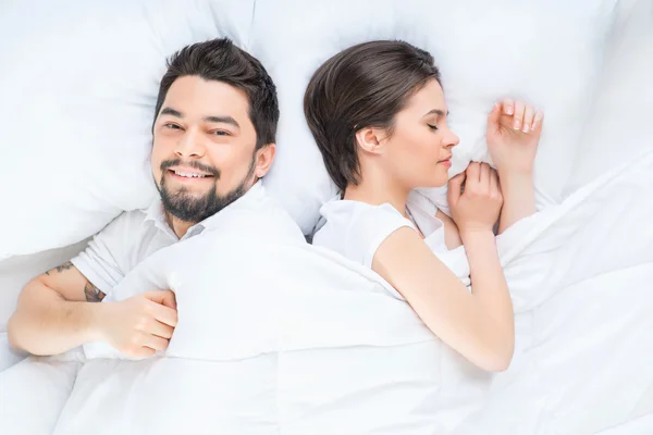 Ωραίο ζευγάρι ερωτευμένων ξαπλωμένη στο κρεβάτι — Φωτογραφία Αρχείου