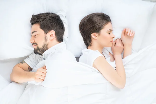 Ωραίο ζευγάρι ερωτευμένων ξαπλωμένη στο κρεβάτι — Φωτογραφία Αρχείου