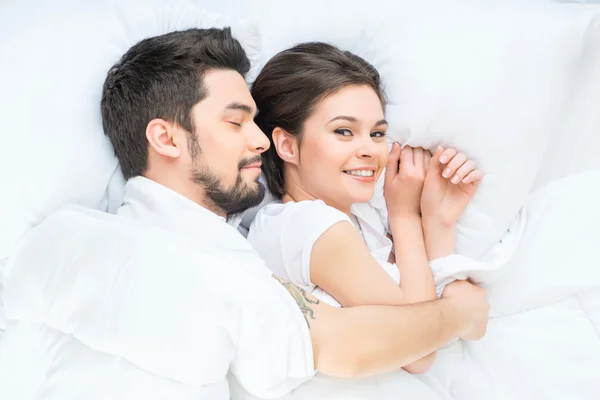 Bom casal amoroso deitado na cama — Fotografia de Stock