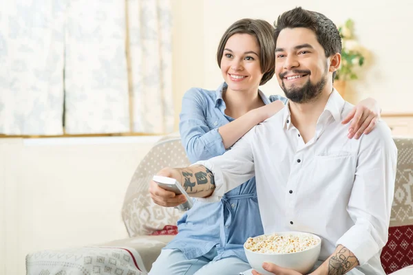 Levendige paar Tv kijken — Stockfoto