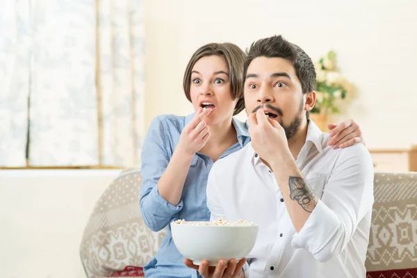 Pareja cariñosa comiendo maíz pop —  Fotos de Stock