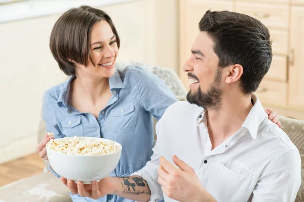 Pareja cariñosa comiendo maíz pop — Foto de Stock