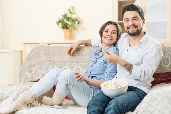 Pareja cariñosa comiendo maíz pop — Foto de Stock