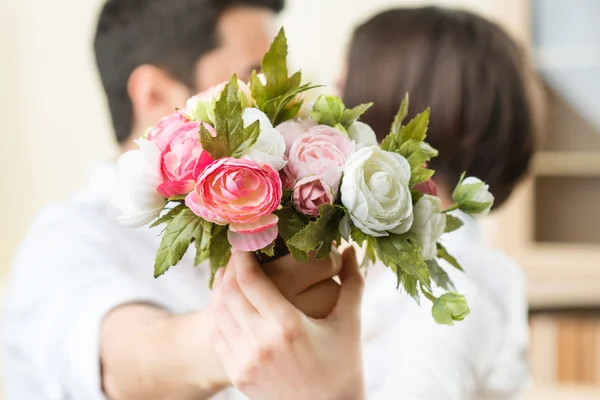 Pareja cariñosa besando — Foto de Stock