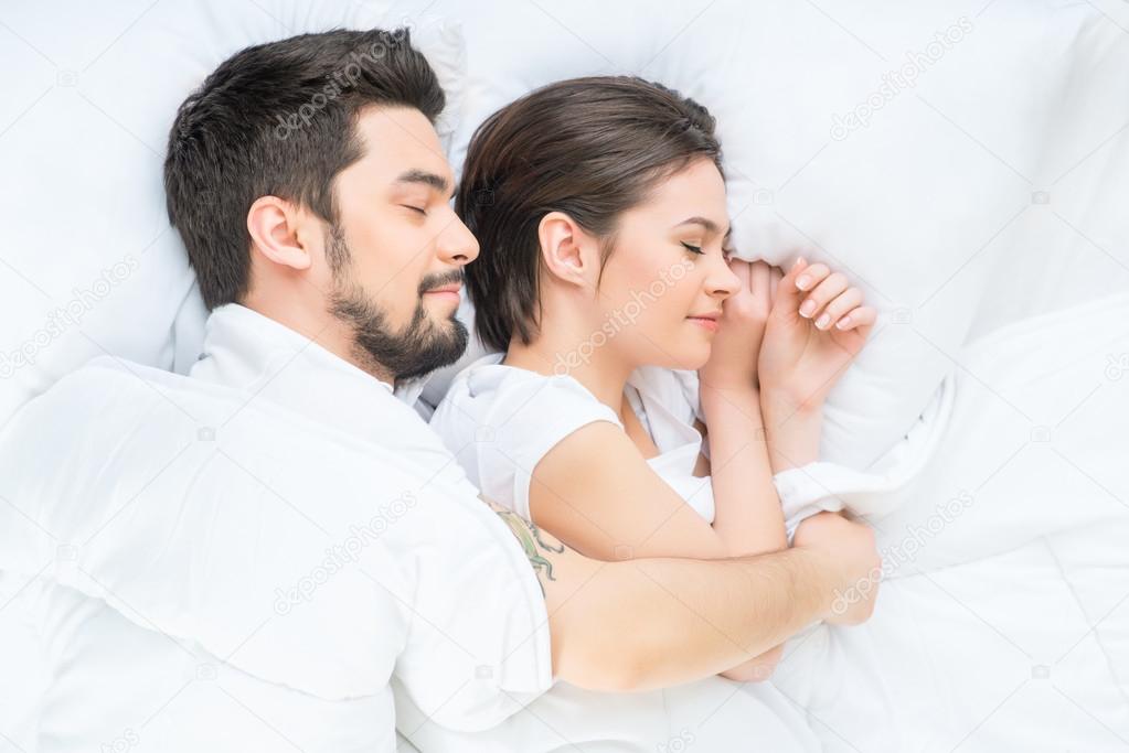 Nettes Liebespaar liegt im Bett — Stockfoto © Dmyrto_Z 97592280