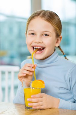 Kafeteryada portakal suyu tatma.