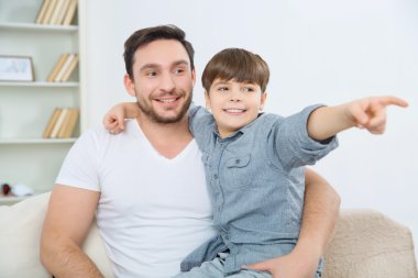 Baba ve oğul neşeli gün yaşıyorsanız.