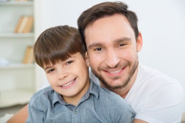 Baba ve oğul birlikte bir gün harcama.