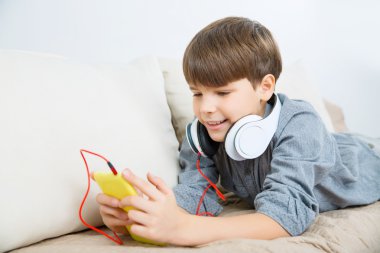 telefon ve kulaklık bir çocuk.