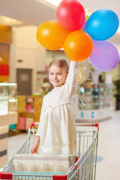 Счастливый ребенок с воздушными шарами. — стоковое фото