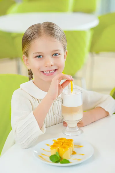 Little girl having lunch at the cafeteria. — Zdjęcie stockowe