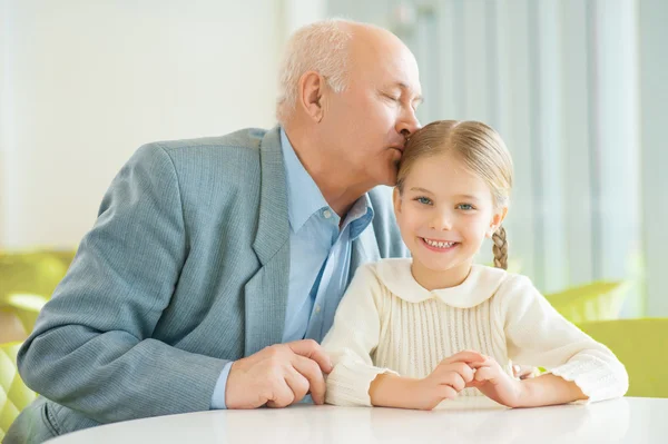 Avô gentilmente dando beijos neta — Fotografia de Stock