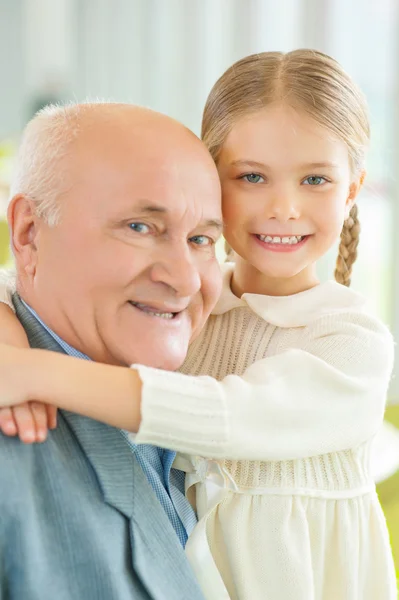 Grand-père câlin ravi petite-fille — Photo