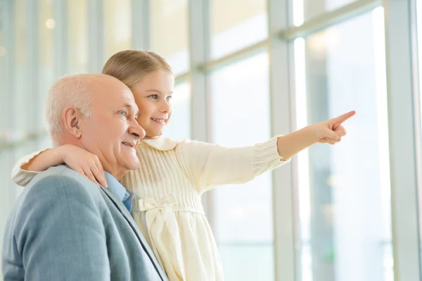 Abuelo sosteniendo a su nieta — Foto de Stock