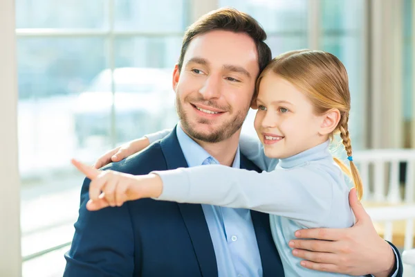 Pai e filha olhando na mesma direção . — Fotografia de Stock