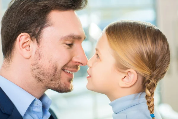 O pai é muito terno com a filha pequena . — Fotografia de Stock