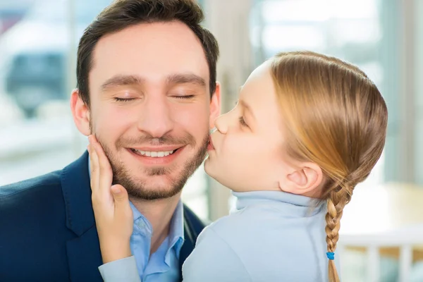 Girl kissing   her father — Stock Photo, Image