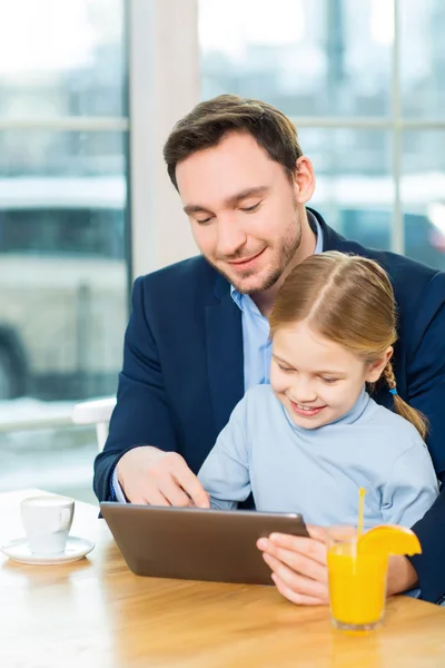 Padre y linda hija usando tableta — Foto de Stock