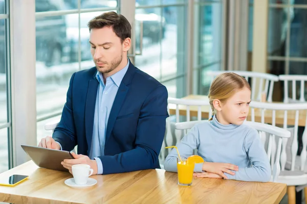 Pai e filha sentados no refeitório . — Fotografia de Stock