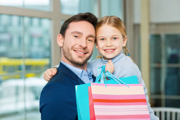 Padre e hija disfrutando del tiempo — Foto de Stock