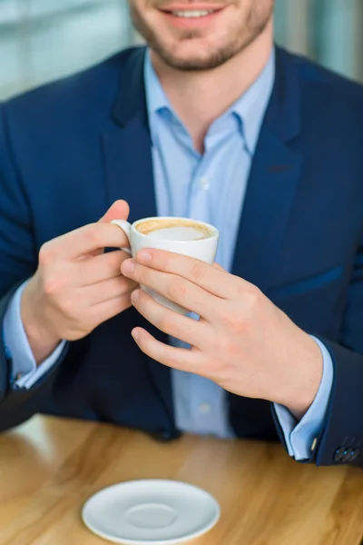 Man bedrijf koffie mok. — Stockfoto