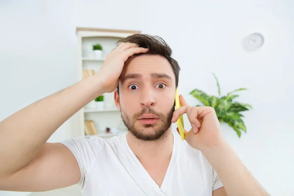 Man amazed by very important information. — Stock Photo, Image