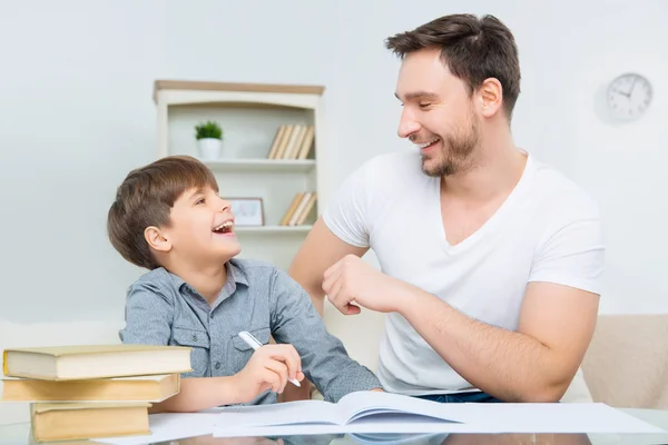 Père vérifier les devoirs de son fils . — Photo