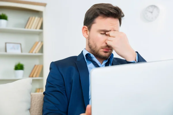 Hombre se ve abrumado con el trabajo — Foto de Stock