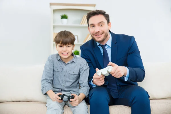 Padre jugando videojuegos con hijo — Foto de Stock