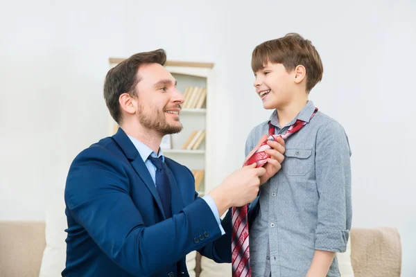 Hombre de negocios ayudando a hijo a hacer nudo — Foto de Stock