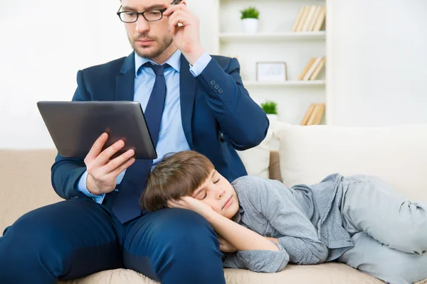 Ocupado padre está trabajando en tableta — Foto de Stock