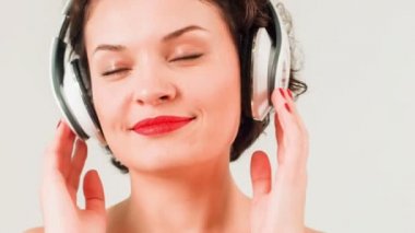 Genç çekici kadın müzik.