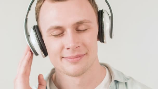 Jovem homem bonito ouvindo música . — Vídeo de Stock