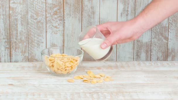 Se vierte un vaso de leche en un tazón . — Vídeos de Stock
