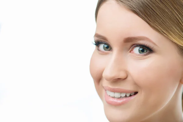 Sorrindo mulher sorrindo no fundo branco — Fotografia de Stock