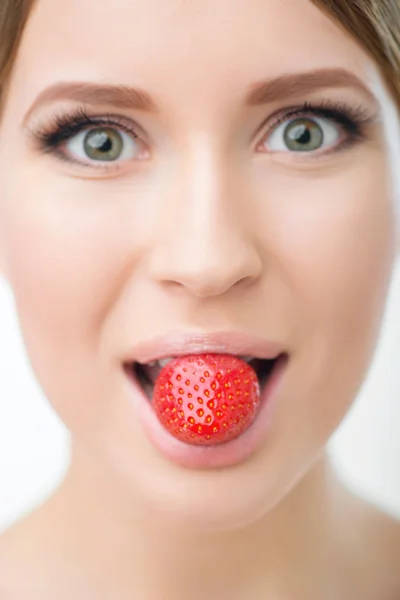 Sonriente mujer comiendo fresa — 스톡 사진