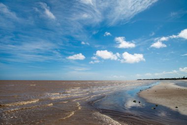 Açık güneşli bir günde, Atlantik Okyanusu 'nda, açık bir günde, Cirrus bulutlarıyla kumlu okyanus kıyısını mavi gökyüzüne karşı görmek. Seyahat, dünya turizmi.