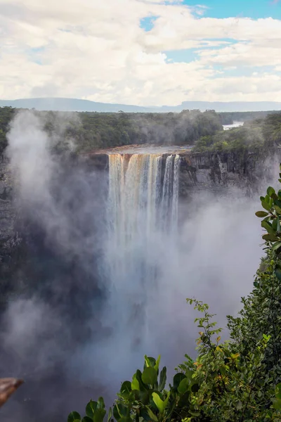 Güneşli bir günde, ormanın arka planında güzel ve güçlü Kaieteur şelalesinin manzarası, Guyana. Dünya turizmi, macera, eko-turizm.