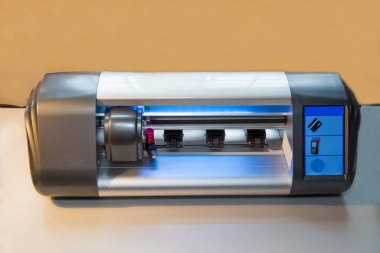 Cep telefonları için koruyucu plastik ekranları kesmek, bilgisayar onarımı modern teknolojiler.