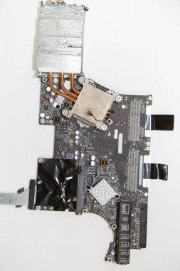 Beyaz arka planda izole edilmiş soğutma çipi olan bir bilgisayarın elektronik baskılı devre kartı, bilgisayar onarımı modern teknolojiler..