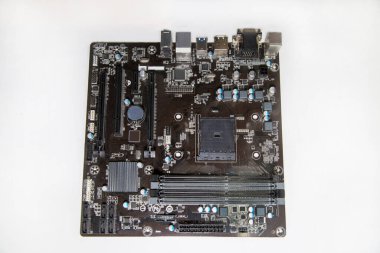 Mikro devre kapasitörlü bilgisayar ana kartı. Direnişçiler beyaz bir arkaplanda izole edilmiş haldeler. Cihazların onarımı modern teknolojiler..