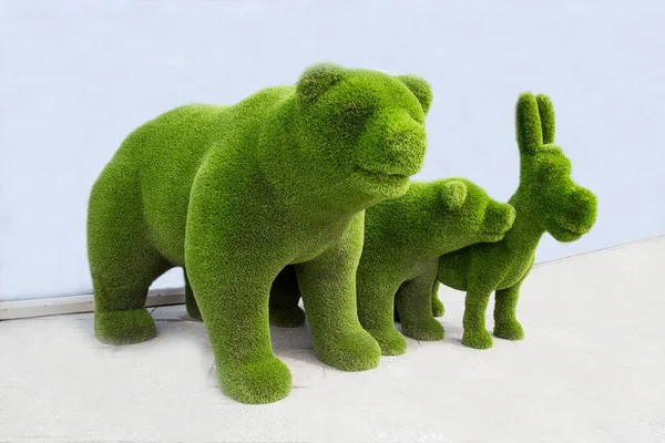 Figurky Medvěda Medvídka Osla Umělé Trávy Zelené Barvy Bílém Pozadí Royalty Free Stock Obrázky